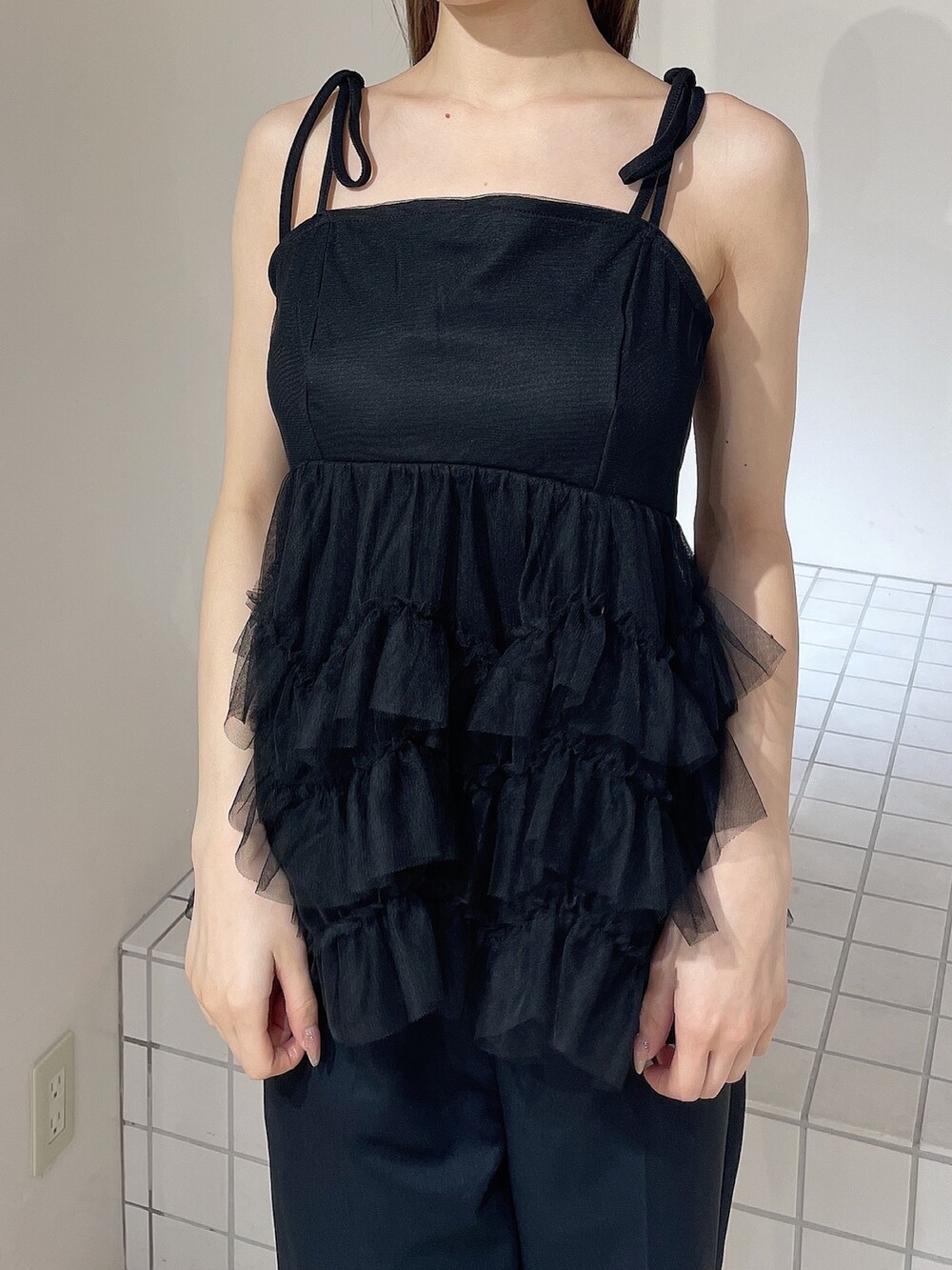 ブラック系のキャミソール、ブラック系のその他パンツ、ブラック系のパンプスを着用したレディースの夏コーディネートの5枚目の写真