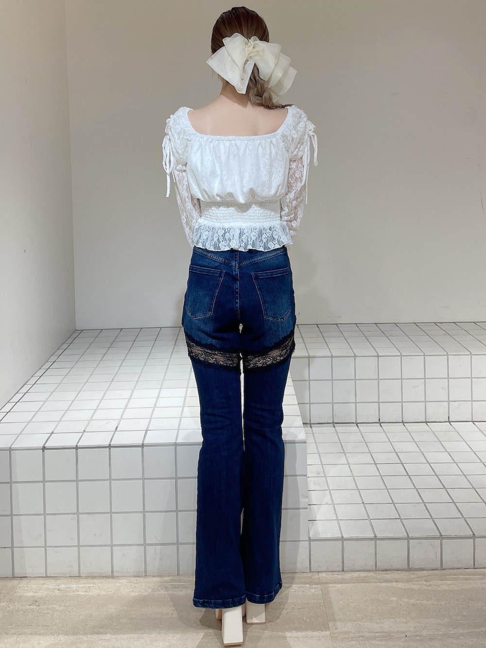 ホワイト系のシャツ/ブラウス、ブルー系のデニムパンツ、ホワイト系のブーツを着用したレディースの春コーディネートの4枚目の写真