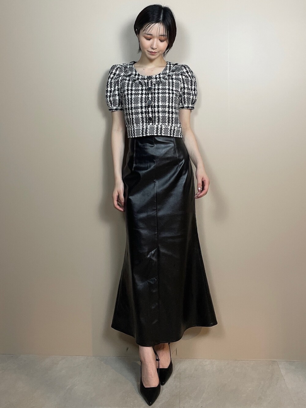 ブラック系のシャツ/ブラウス、ブラック系のサンダル、ブラック系のスカートを着用したレディースの夏コーディネートの2枚目の写真