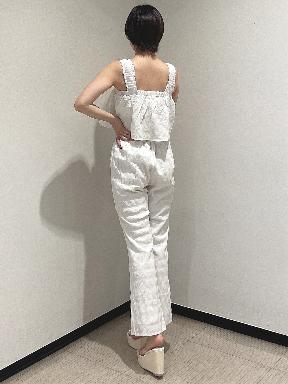 ホワイト系のサンダル、ホワイト系のシャツ/ブラウス、ホワイト系のその他パンツを着用したレディースの夏コーディネートの3枚目の写真