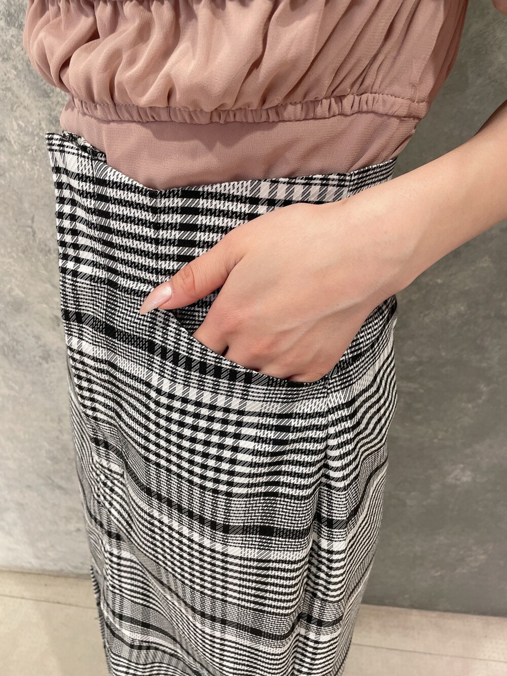 ピンク系のシャツ/ブラウス、その他のスカート、ホワイト系のサンダルを着用したレディースの春コーディネートの5枚目の写真