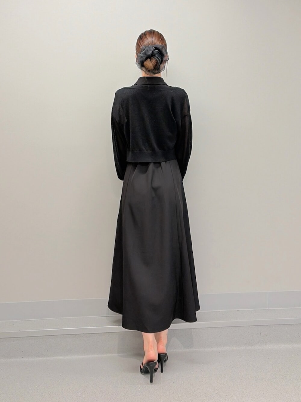 ブラック系のワンピース、ブラック系のサンダル、ブラック系のカーディガン/ボレロを着用したレディースの夏コーディネートの6枚目の写真