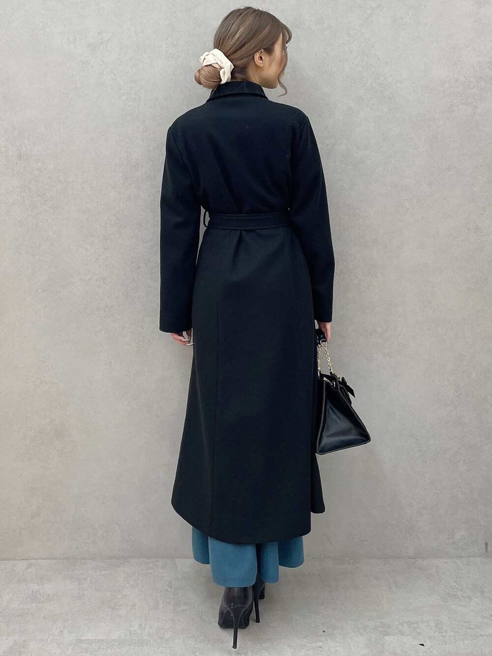 ブラック系のその他アウター、ブラック系のハンドバッグ、ブルー系のワンピースを着用したレディースの秋コーディネートの5枚目の写真