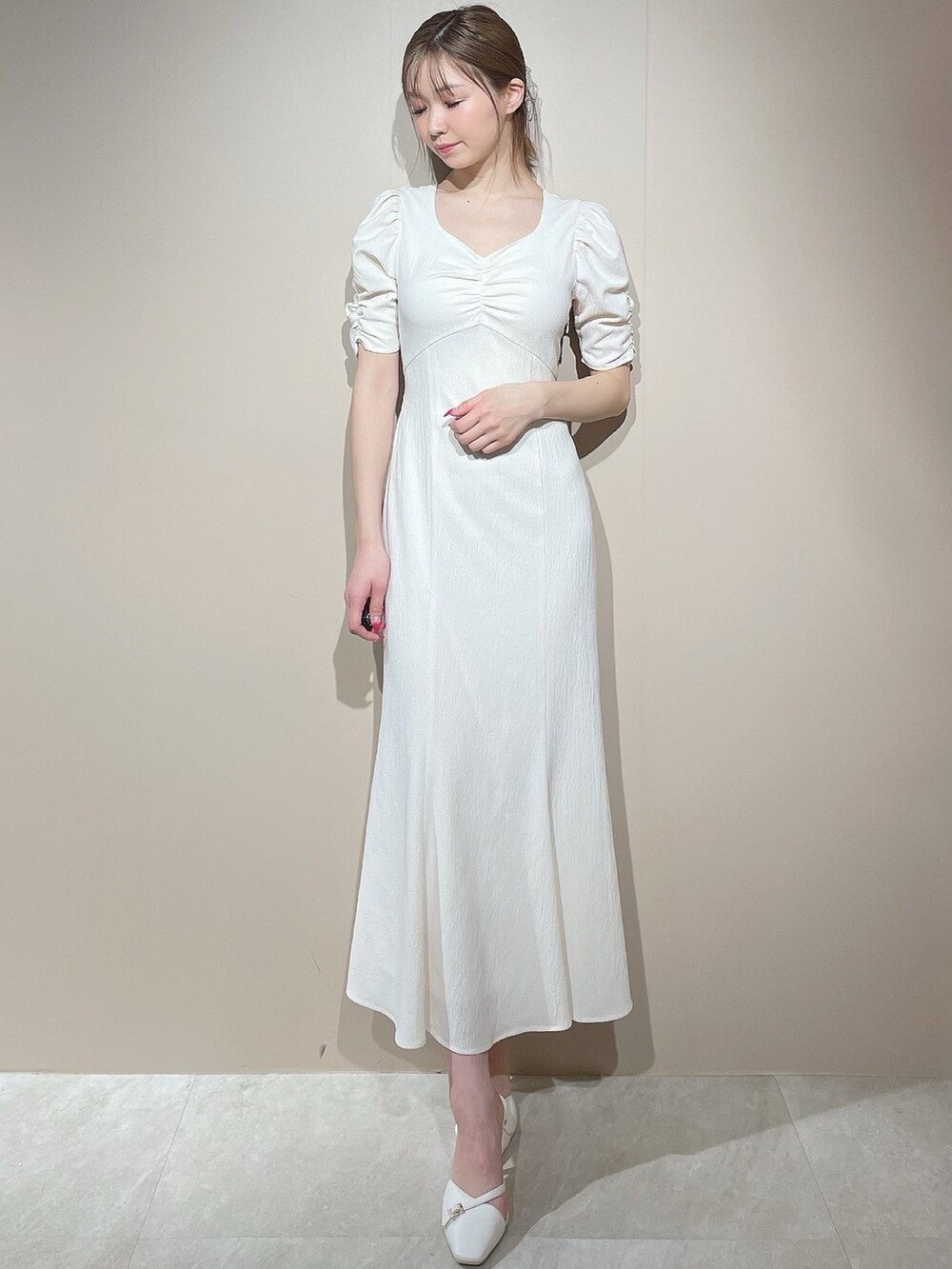 ホワイト系のワンピースを着用したレディースの春コーディネートの4枚目の写真
