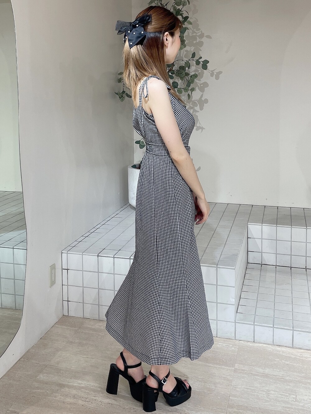 その他のワンピース、ブラック系のサンダル、ブラック系のバレッタ/ヘアクリップを着用したレディースの夏コーディネートの2枚目の写真