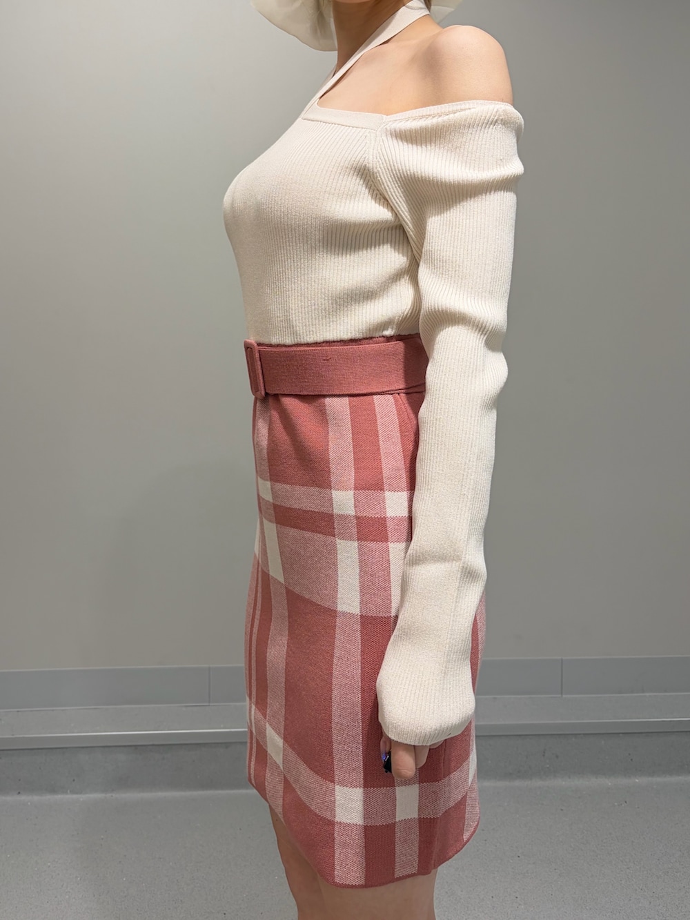 オレンジ系のワンピース、ホワイト系のブーツ、ホワイト系のバレッタ/ヘアクリップを着用したレディースの冬コーディネートの6枚目の写真