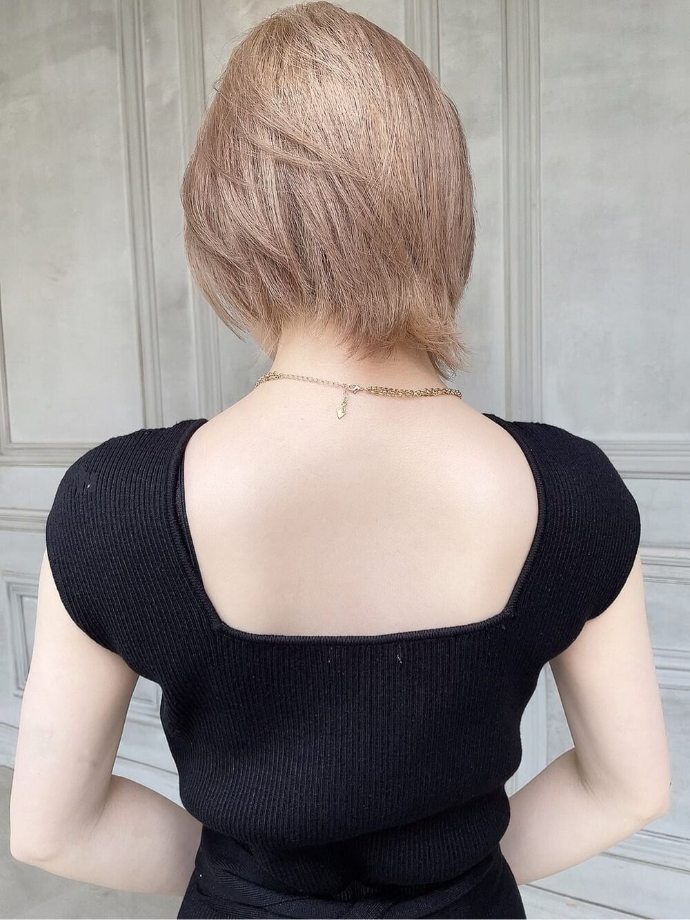 ブラック系のワンピース、ブラック系のサンダル、ブラック系のショルダーバッグを着用したレディースの春コーディネートの4枚目の写真