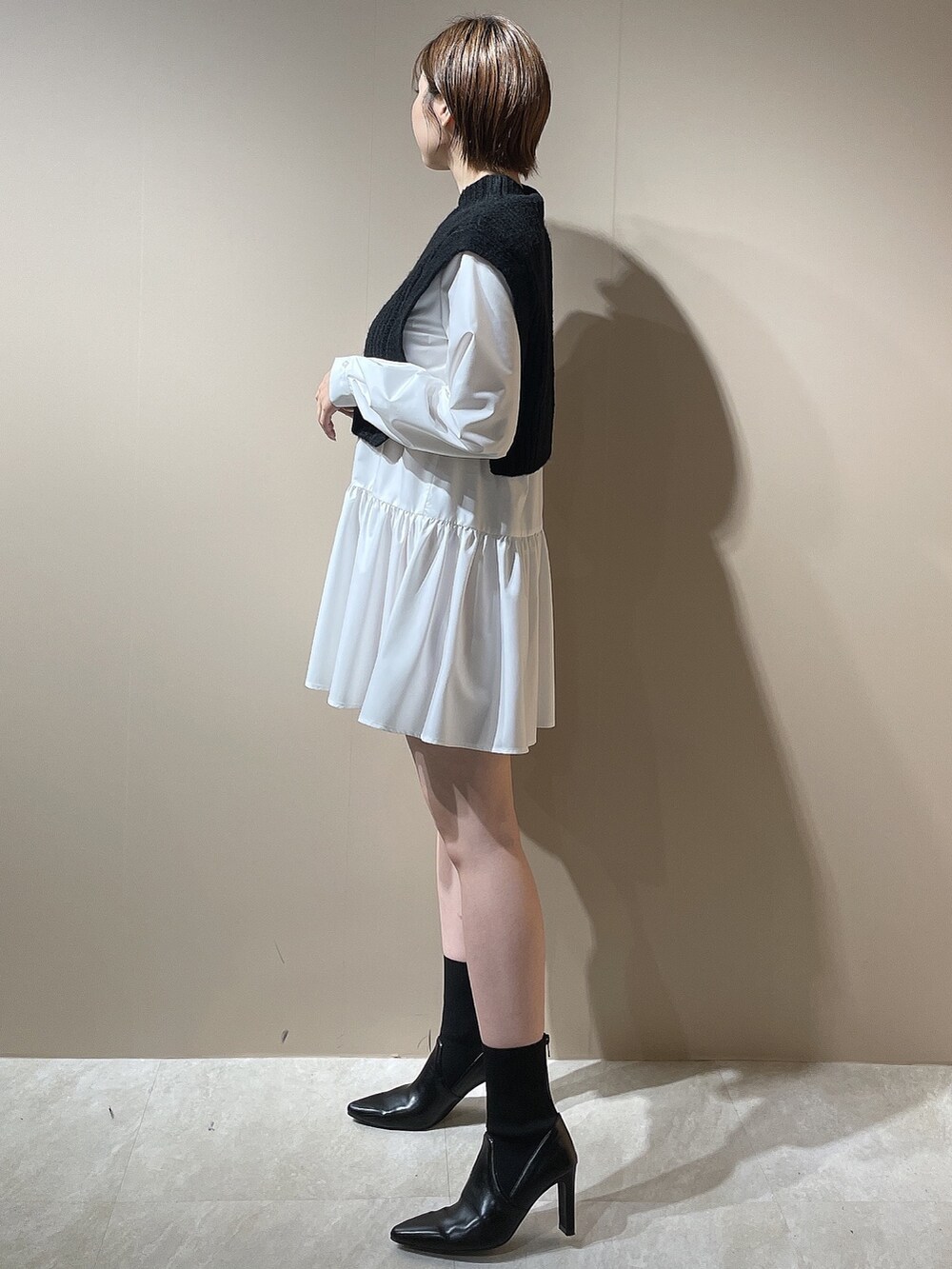 ブラック系のブーツ、ブラック系のニット/セーターを着用したレディースの秋コーディネートの3枚目の写真