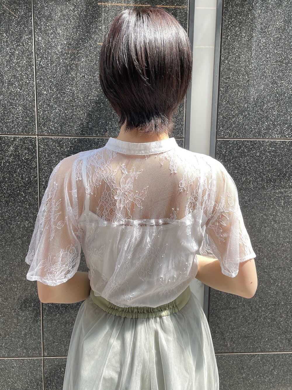 ホワイト系のシャツ/ブラウス、ホワイト系のサンダル、グリーン系のスカートを着用したレディースの春コーディネートの6枚目の写真