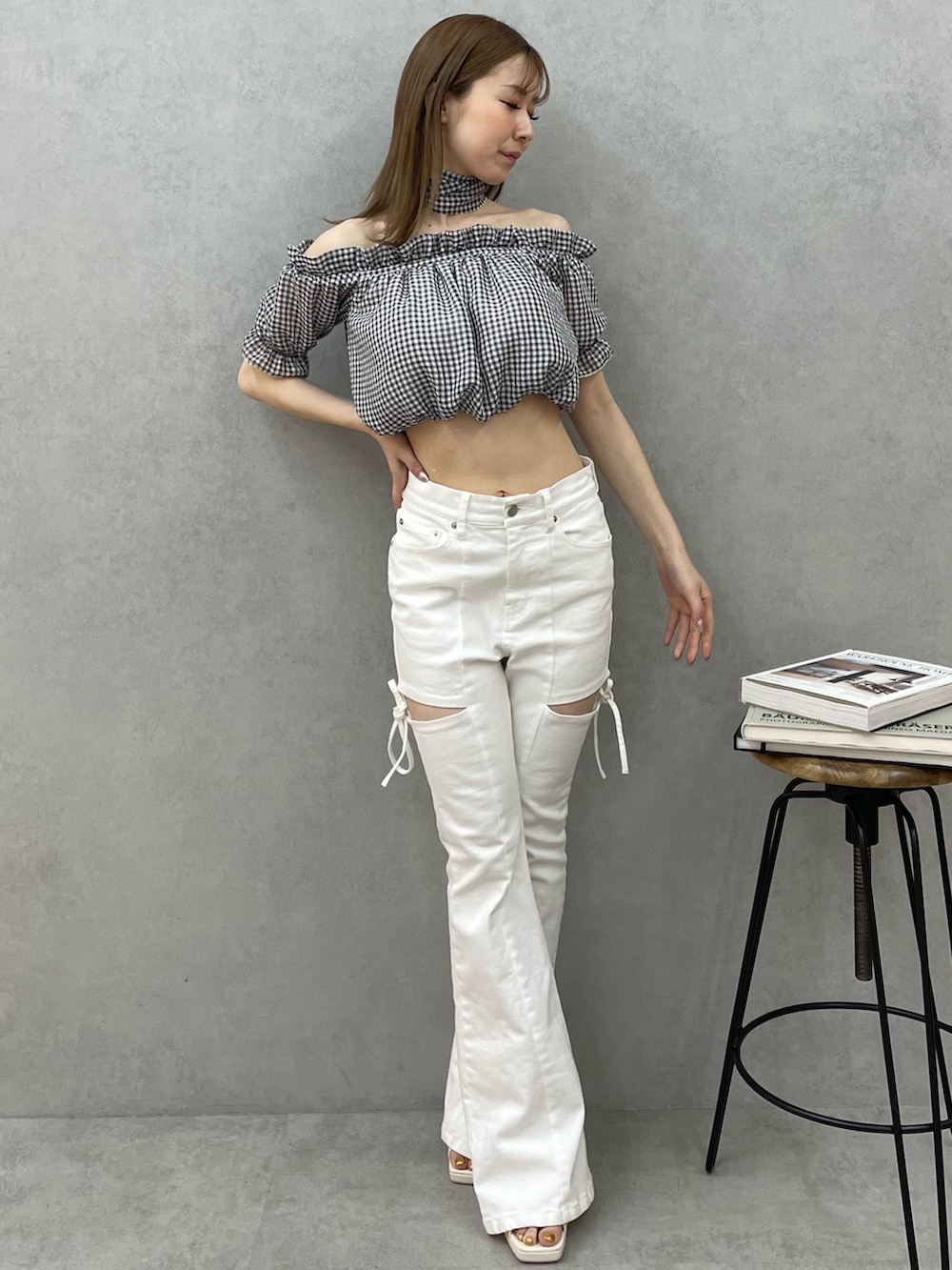 その他のシャツ/ブラウス、ホワイト系のデニムパンツ、ホワイト系のブーツを着用したレディースの春コーディネートの2枚目の写真