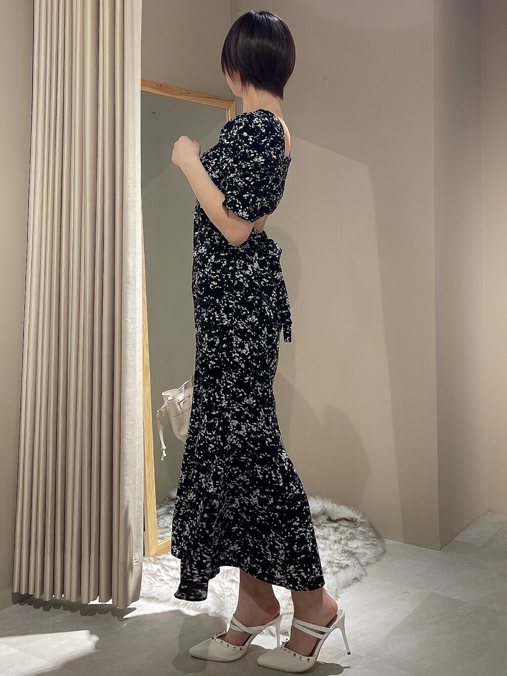 ホワイト系のハンドバッグ、ホワイト系のパンプス、その他のワンピースを着用したレディースの春コーディネートの3枚目の写真