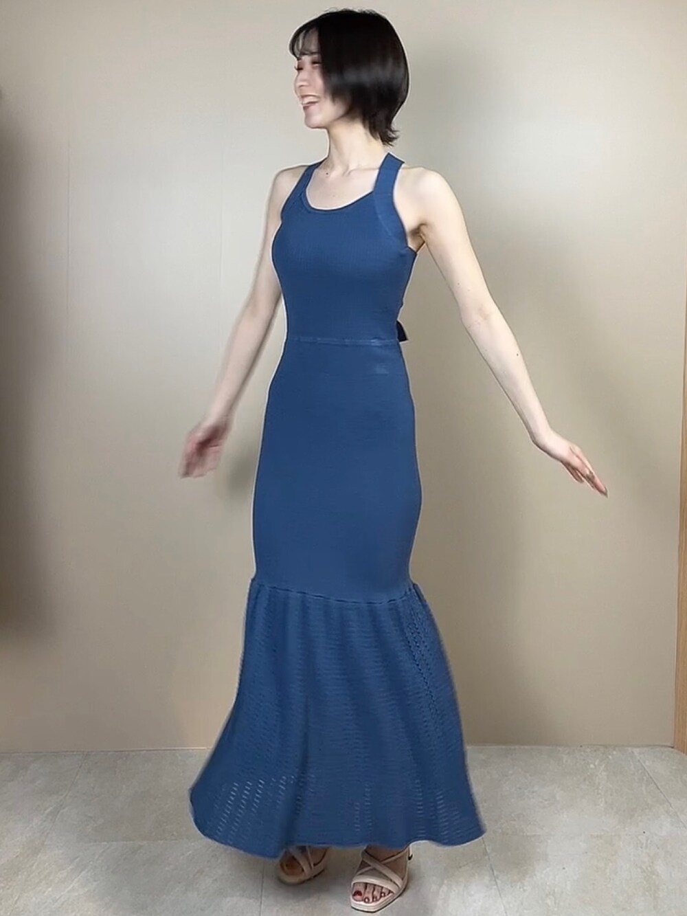 ホワイト系のサンダル、ブルー系のワンピースを着用したレディースの春コーディネートの2枚目の写真