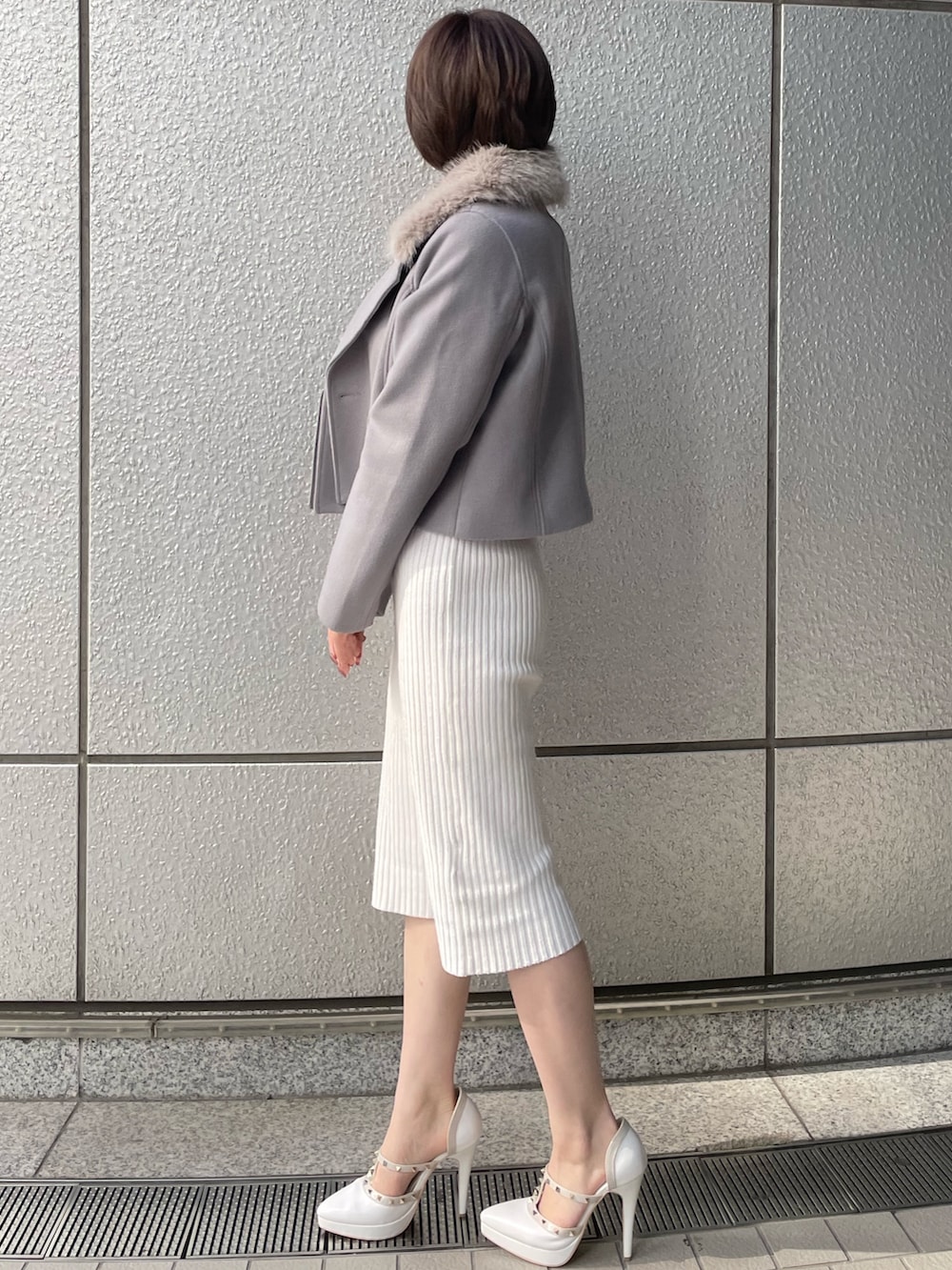 ブルー系のその他アウター、ホワイト系のワンピースを着用したレディースの秋コーディネートの2枚目の写真