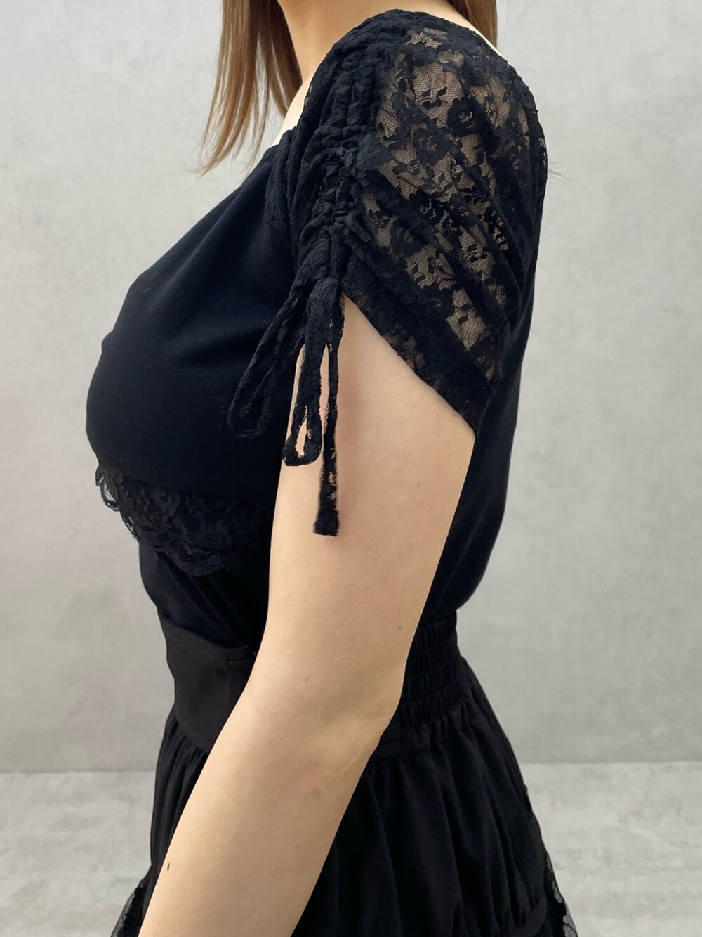 ブラック系のTシャツ/カットソー、ブラック系のスカート、ブラック系のブーツを着用したレディースの春コーディネートの6枚目の写真