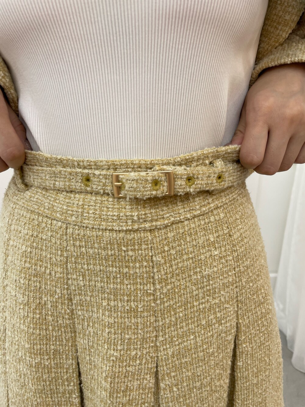 イエロー系のテーラードジャケット、イエロー系のスカート、ホワイト系のTシャツ/カットソーを着用したレディースの秋コーディネートの7枚目の写真