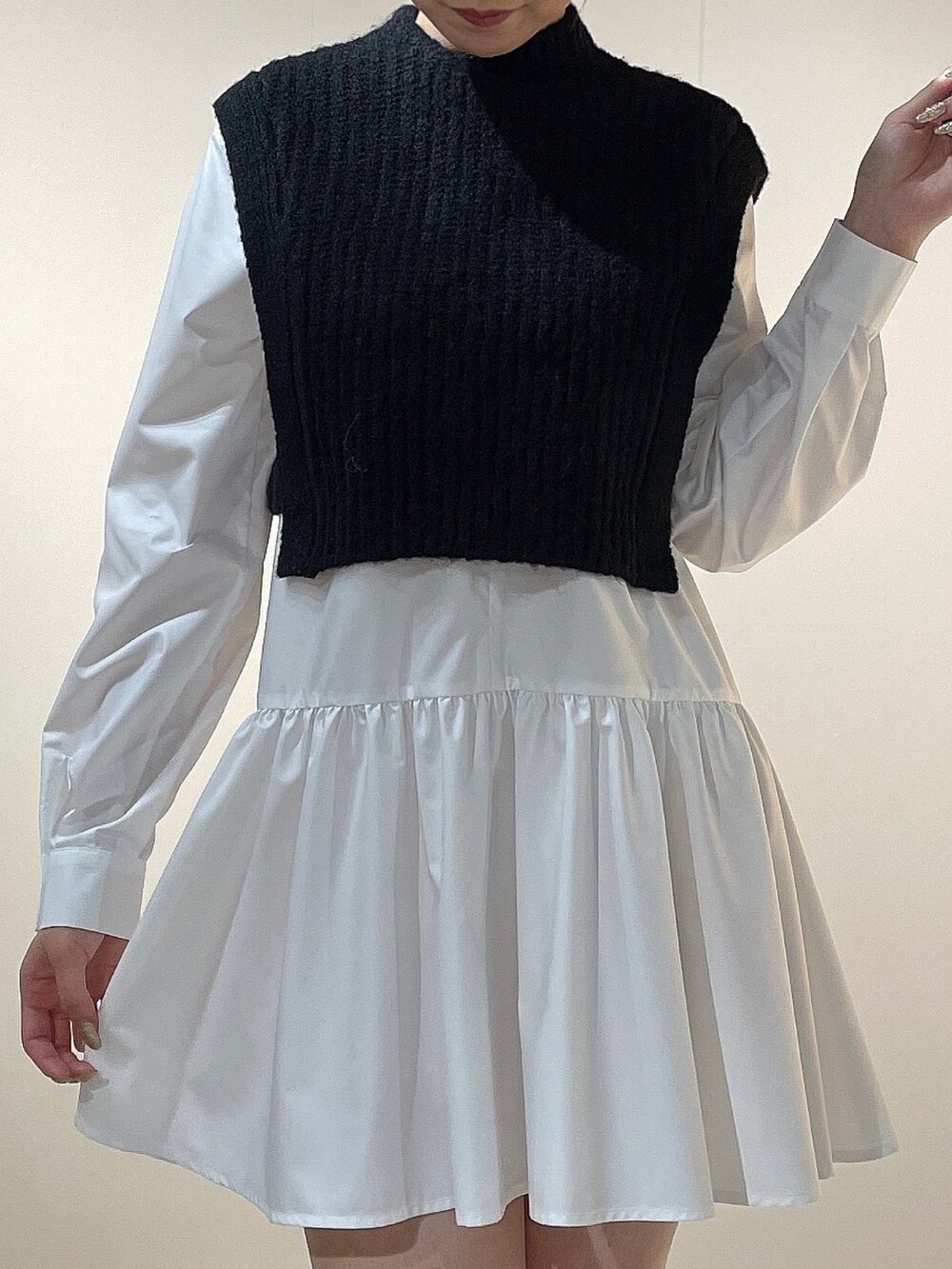 ブラック系のブーツ、ブラック系のニット/セーターを着用したレディースの秋コーディネートの6枚目の写真