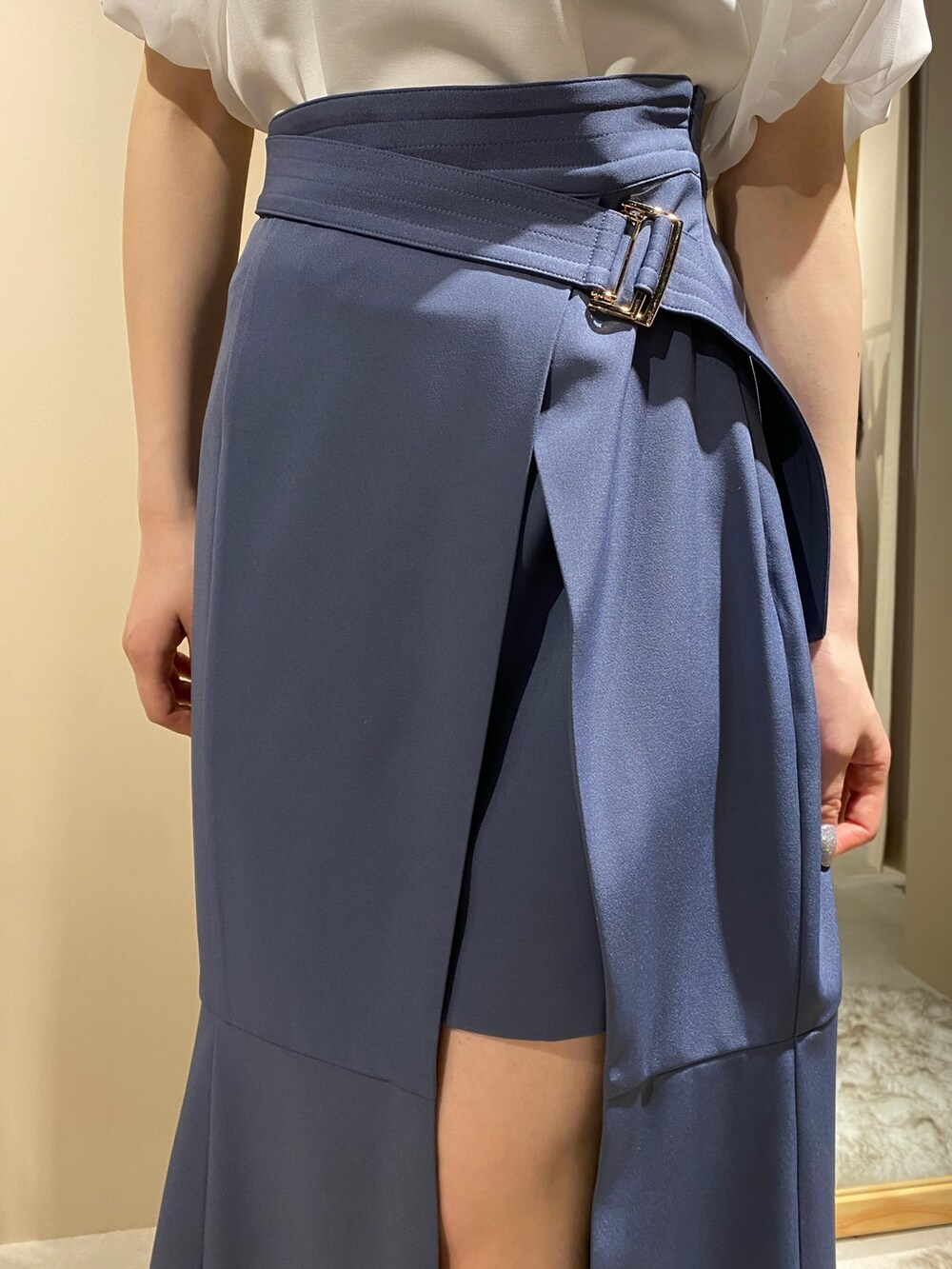 ホワイト系のハンドバッグ、ホワイト系のパンプス、ブルー系のスカートを着用したレディースの春コーディネートの7枚目の写真