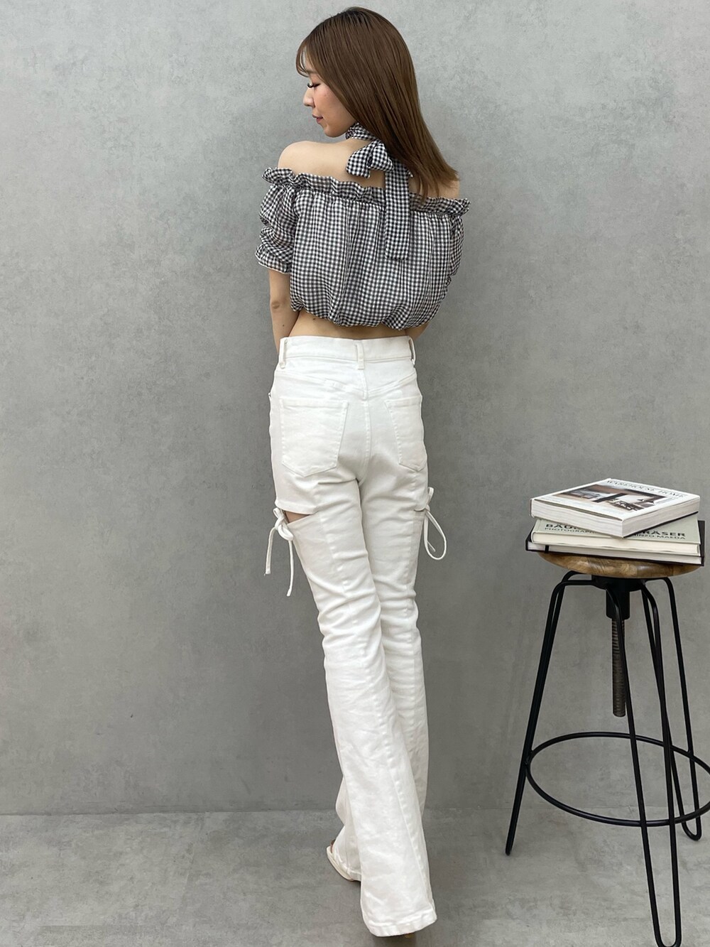 その他のシャツ/ブラウス、ホワイト系のデニムパンツ、ホワイト系のブーツを着用したレディースの春コーディネートの4枚目の写真