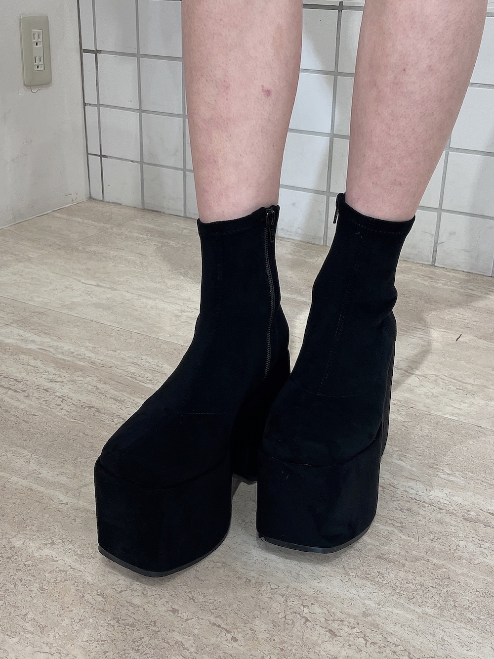 ブラック系のダウンジャケット/コート、その他のニット/セーター、ブラック系のその他パンツを着用したレディースの秋コーディネートの9枚目の写真