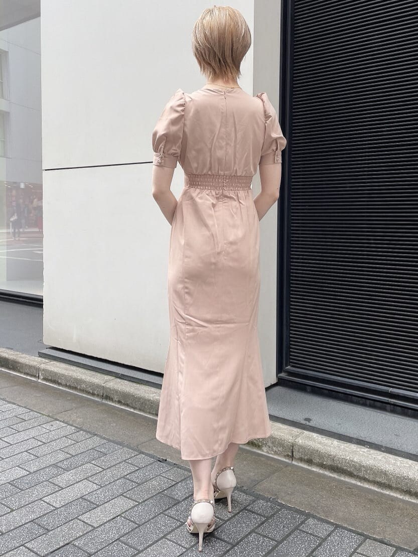 ホワイト系のパンプス、ブラウン系のショルダーバッグ、ピンク系のワンピースを着用したレディースの夏コーディネートの4枚目の写真