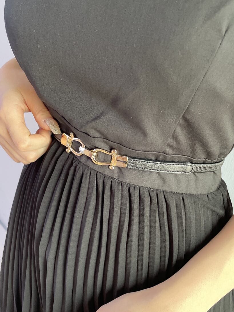 ホワイト系のハンドバッグ、ブラック系のワンピース、ベージュ系のパンプスを着用したレディースの夏コーディネートの8枚目の写真