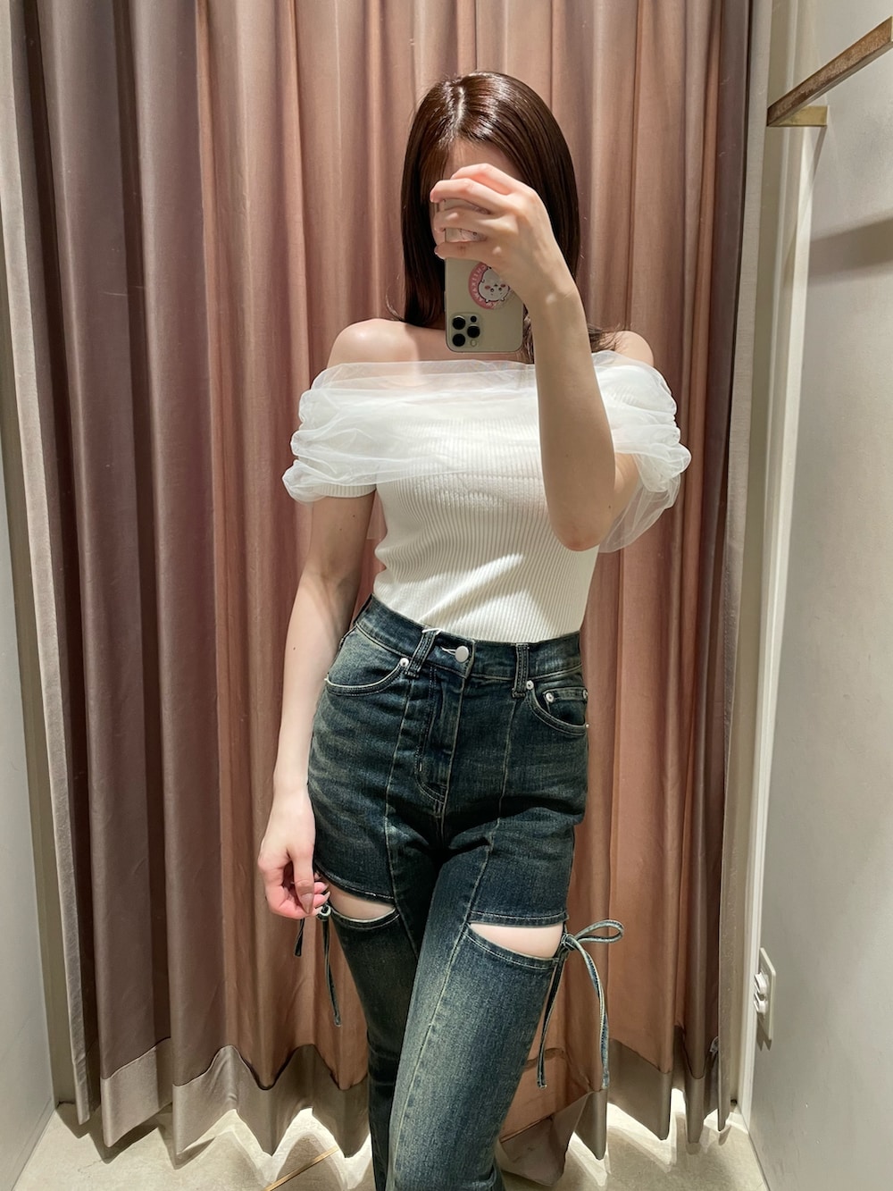 ホワイト系のニット/セーター、ブルー系のデニムパンツ、ベージュ系のサンダルを着用したレディースの春コーディネートの6枚目の写真