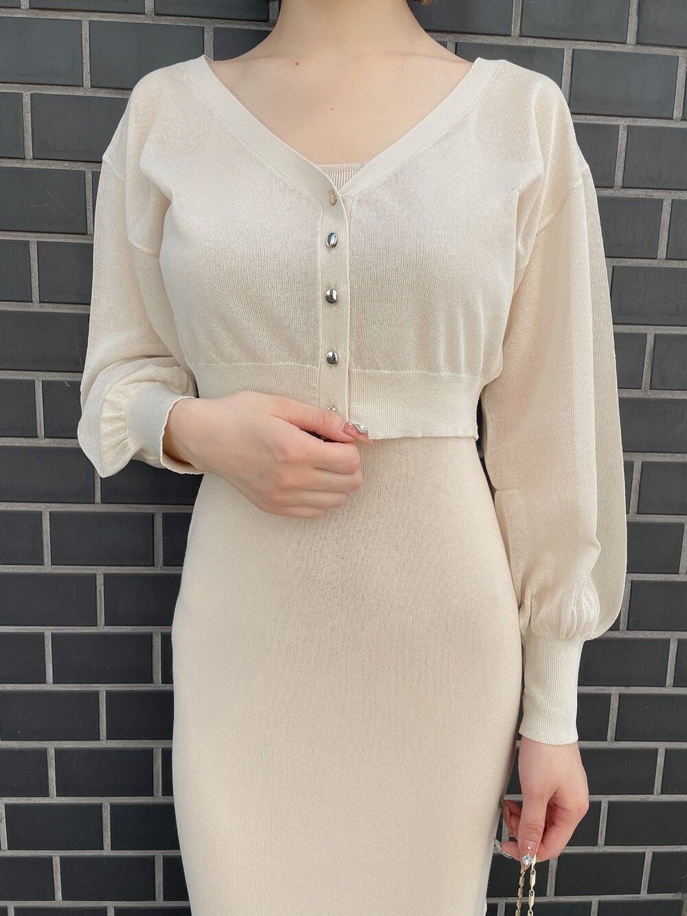 イエロー系のハンドバッグ、ホワイト系のパンプス、イエロー系のワンピースを着用したレディースの春コーディネートの5枚目の写真