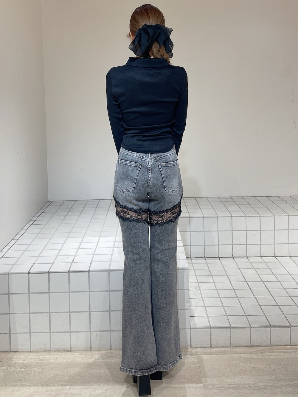 ブラック系のブーツ、グレー系のデニムパンツ、ブラック系のTシャツ/カットソーを着用したレディースの春コーディネートの3枚目の写真