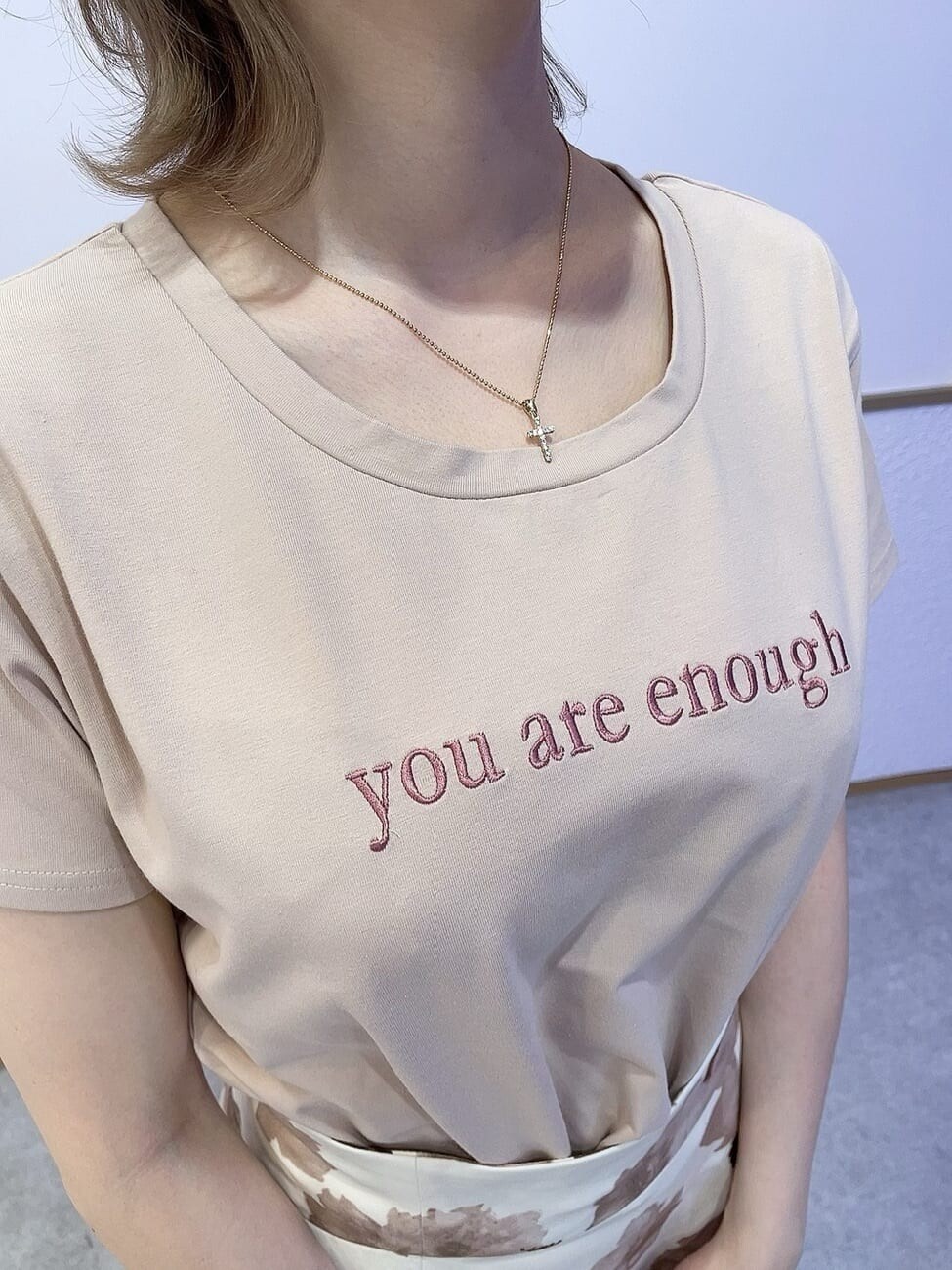 ホワイト系のサンダル、その他のスカート、その他のショルダーバッグを着用したレディースの春コーディネートの5枚目の写真