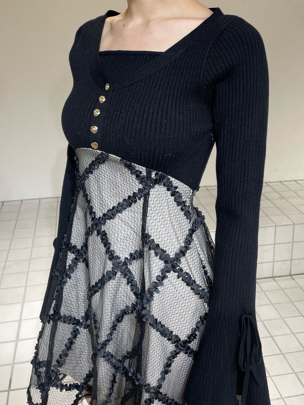 ブラック系のワンピース、ブラック系のブーツ、ブラック系のバレッタ/ヘアクリップを着用したレディースの冬コーディネートの5枚目の写真