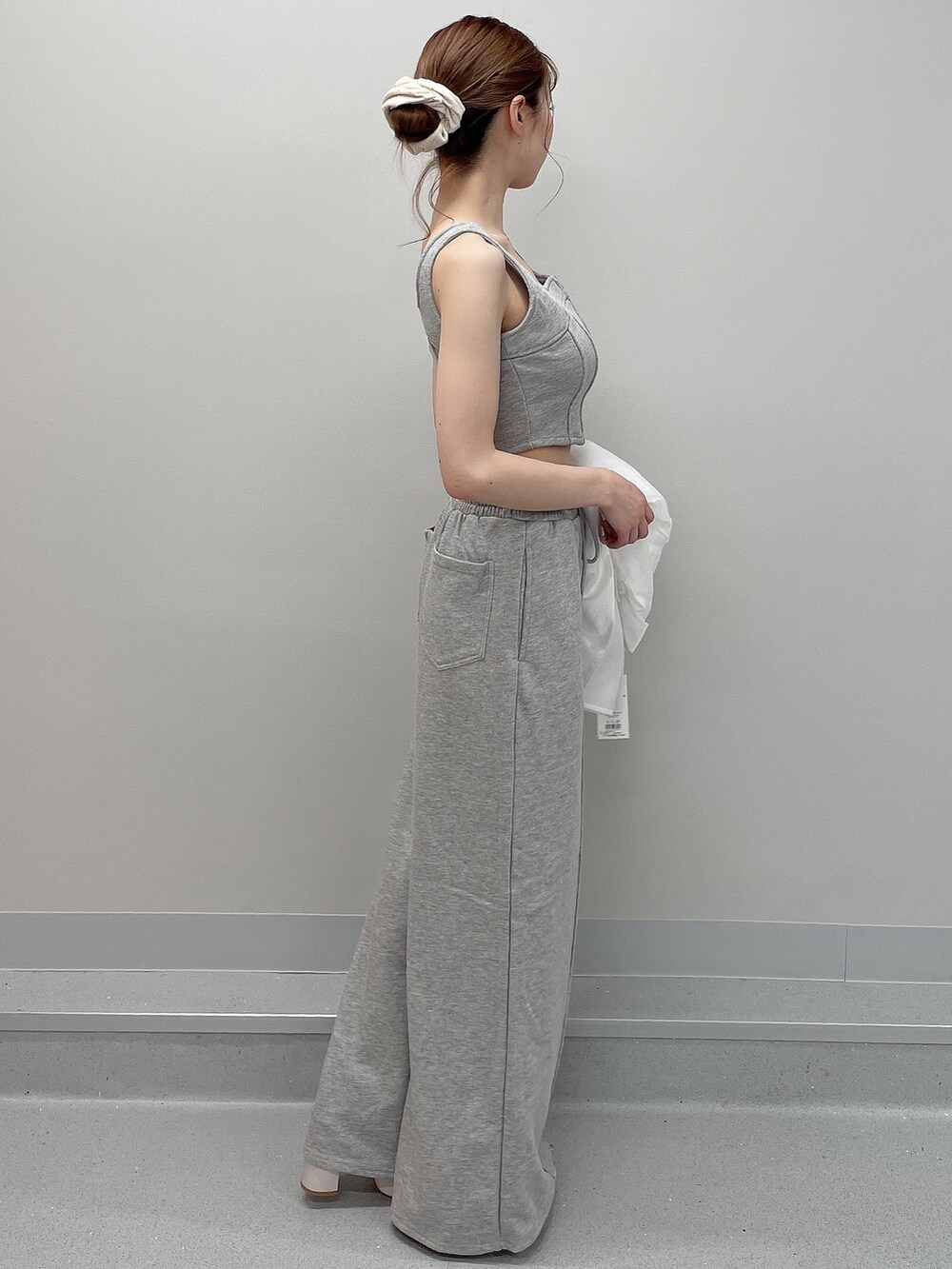 グレー系のタンクトップ、グレー系のスウェットパンツ、ホワイト系のシャツ/ブラウスを着用したレディースの春コーディネートの2枚目の写真