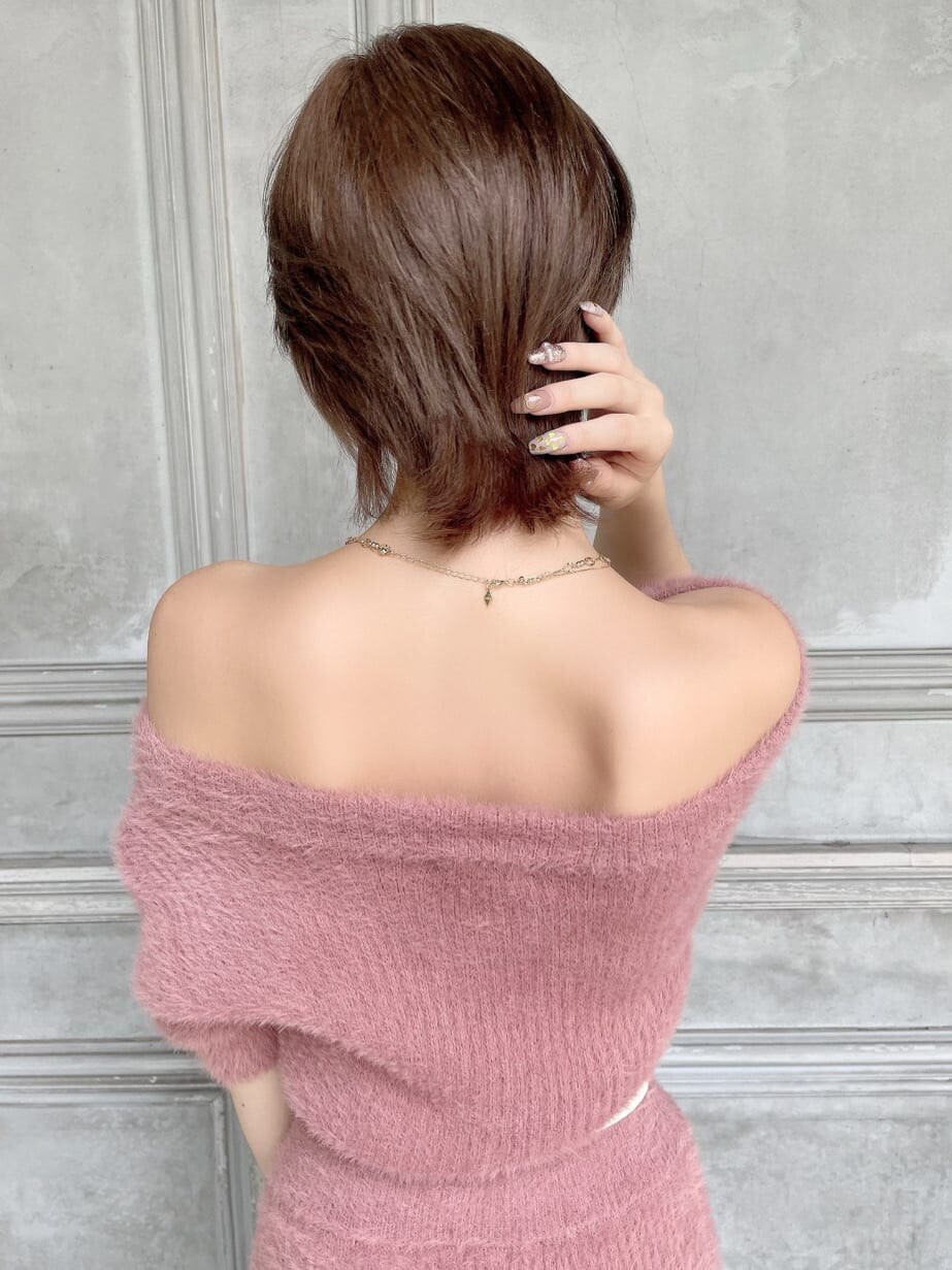 ホワイト系のブルゾン、ピンク系のワンピース、ベージュ系のパンプスを着用したレディースの秋コーディネートの6枚目の写真