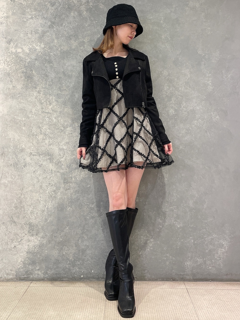 その他のワンピース、ブラック系のブーツ、ブラック系のライダースジャケットを着用したレディースの冬コーディネートの5枚目の写真