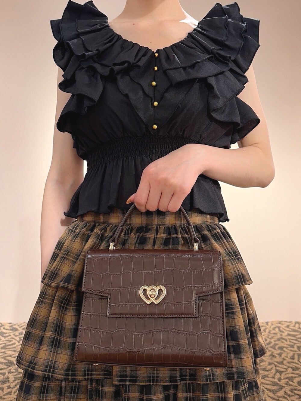 ブラック系のシャツ/ブラウス、イエロー系のスカート、ブラック系のバレッタ/ヘアクリップを着用したレディースの夏コーディネートの8枚目の写真