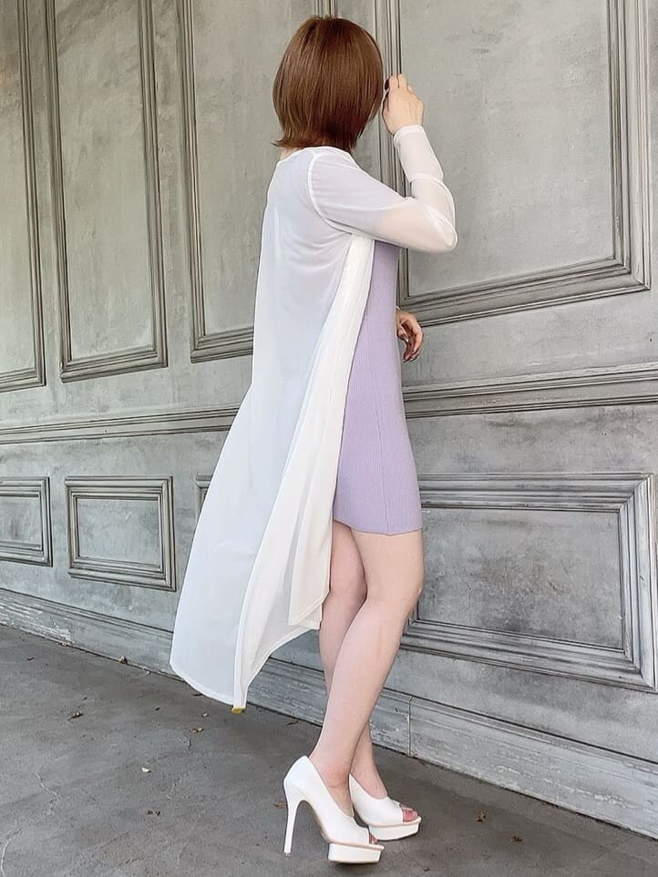 ホワイト系のパンプス、パープル系のワンピース、ホワイト系のカーディガン/ボレロを着用したレディースの春コーディネートの5枚目の写真