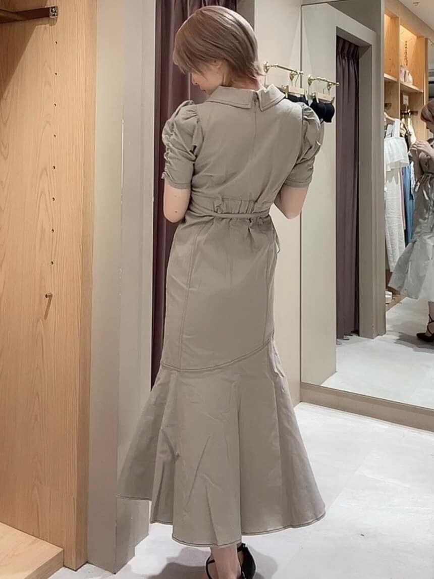 ベージュ系のワンピース、ブラック系のパンプスを着用したレディースの夏コーディネートの3枚目の写真