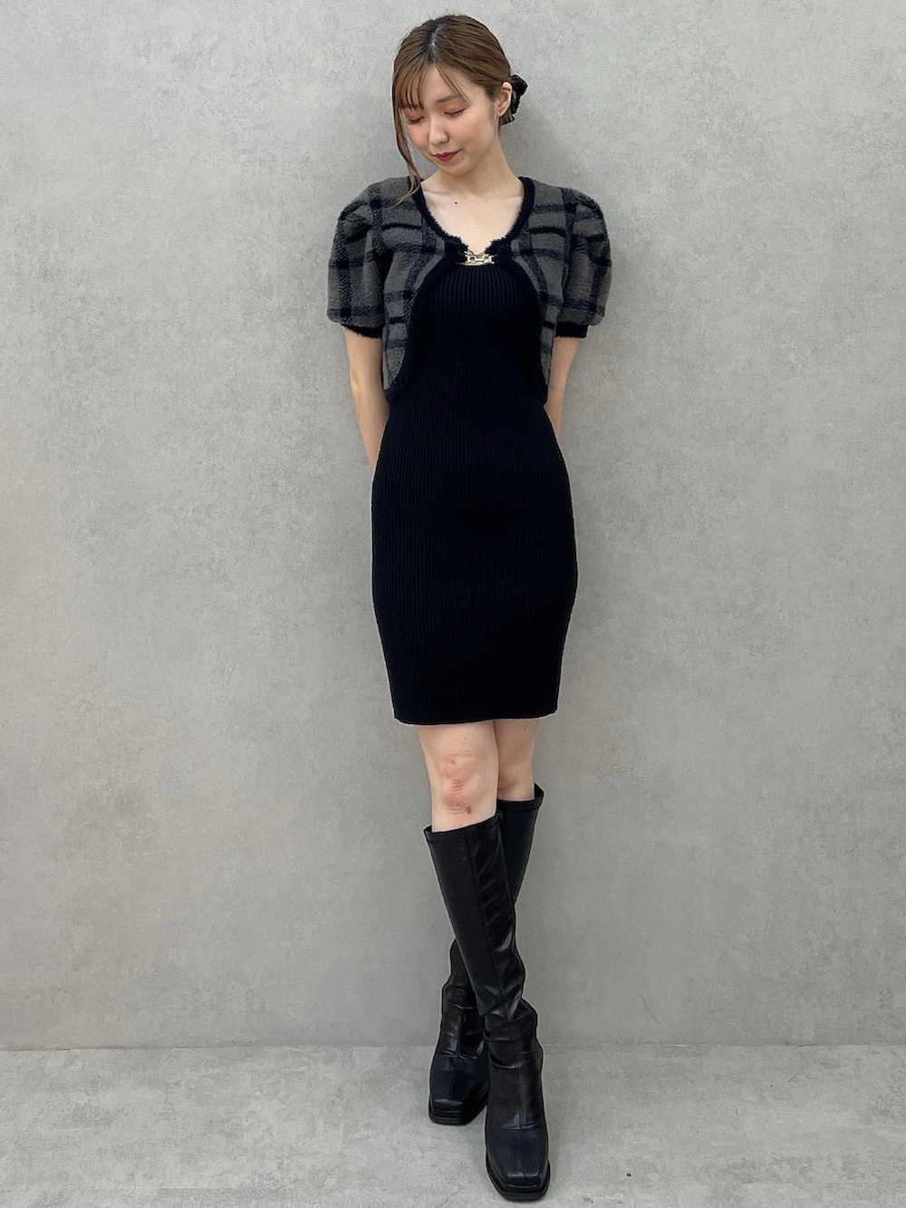 その他のワンピース、ブラック系のシュシュを着用したレディースの夏コーディネートの2枚目の写真