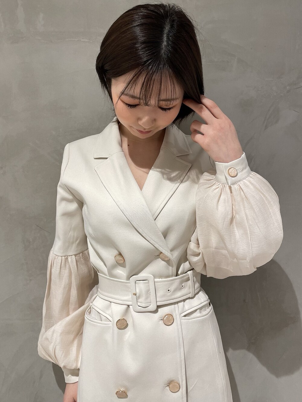 ホワイト系のブーツ、ホワイト系のワンピースを着用したレディースの冬コーディネートの5枚目の写真