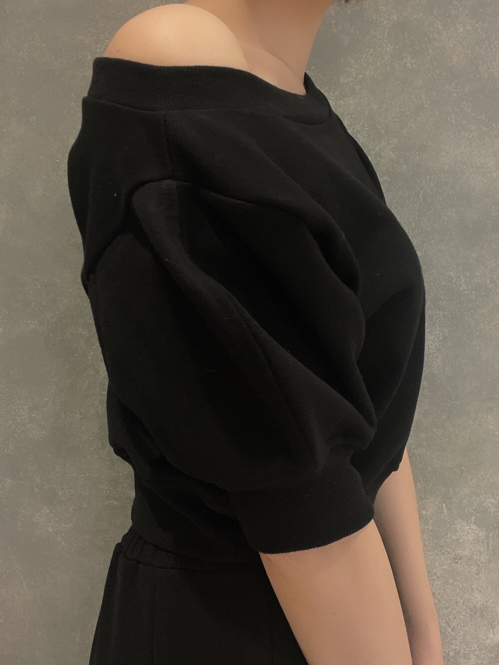 ブラック系のサンダル、ブラック系のスカート、ブラック系のスウェットを着用したレディースの春コーディネートの6枚目の写真