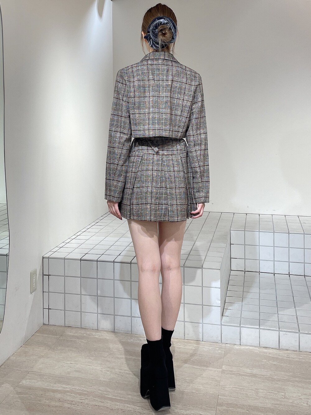 その他のテーラードジャケット、その他のスカート、ブラック系のTシャツ/カットソーを着用したレディースの秋コーディネートの4枚目の写真