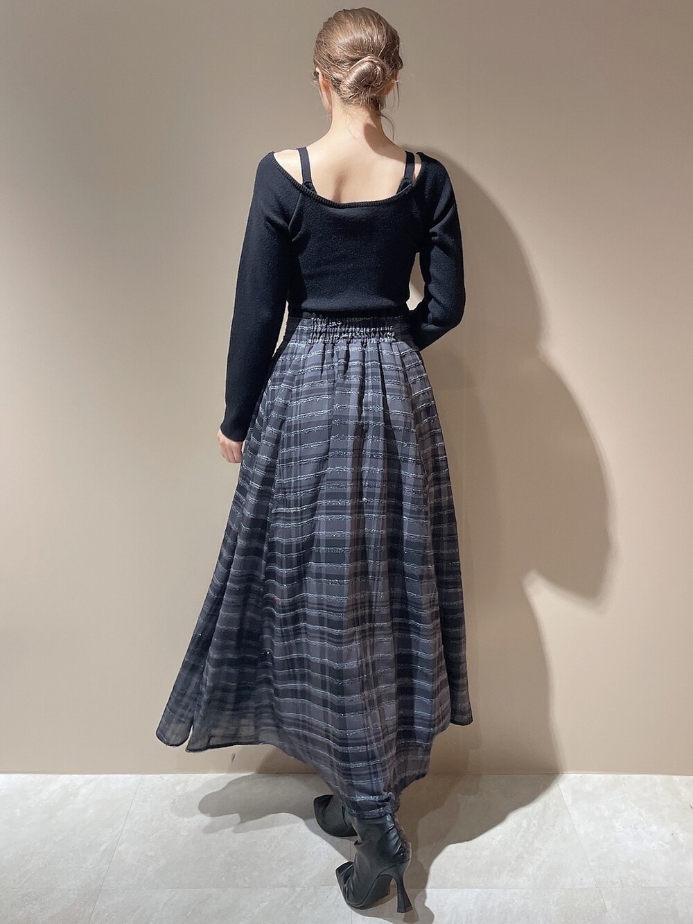 ブラック系のブーツ、ブラック系のワンピースを着用したレディースの秋コーディネートの3枚目の写真