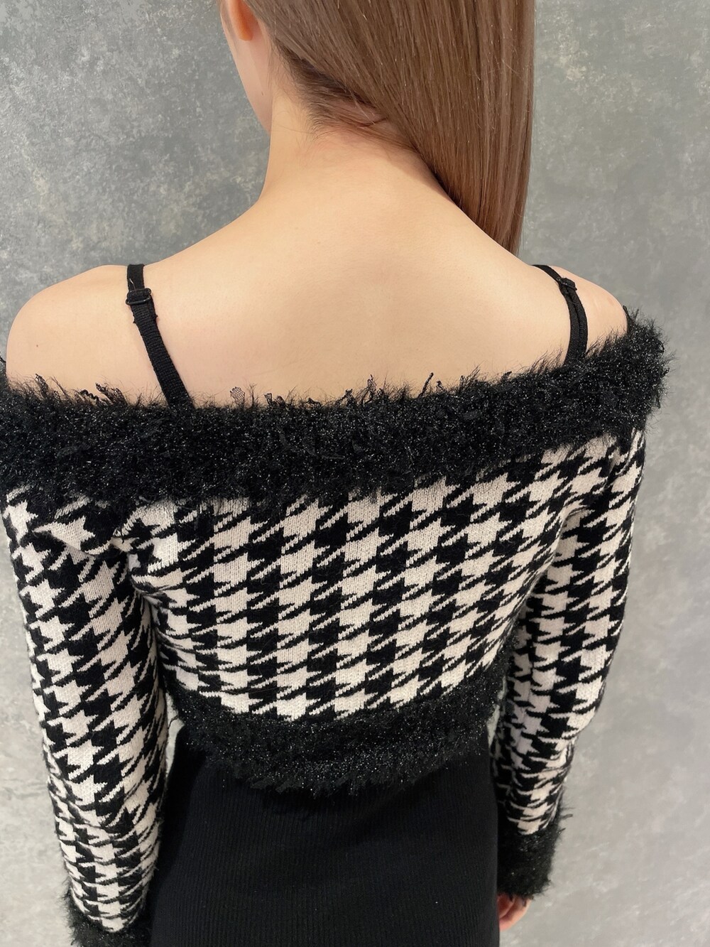 ブラック系のワンピース、その他のブーツを着用したレディースの秋コーディネートの7枚目の写真