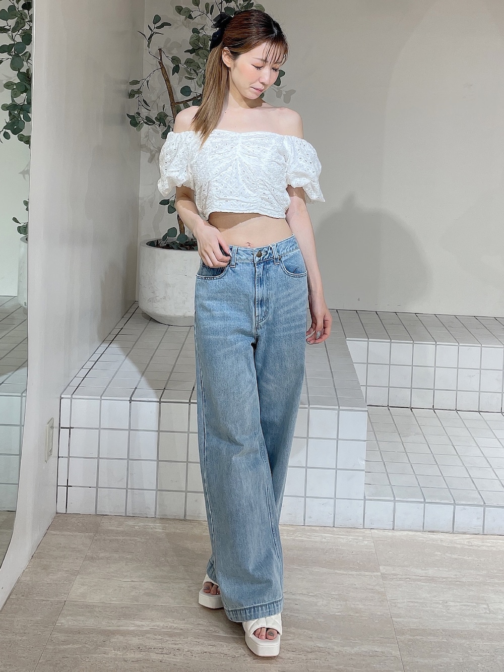 ホワイト系のサンダル、ブルー系のデニムパンツ、ホワイト系のシャツ/ブラウスを着用したレディースの夏コーディネートの2枚目の写真