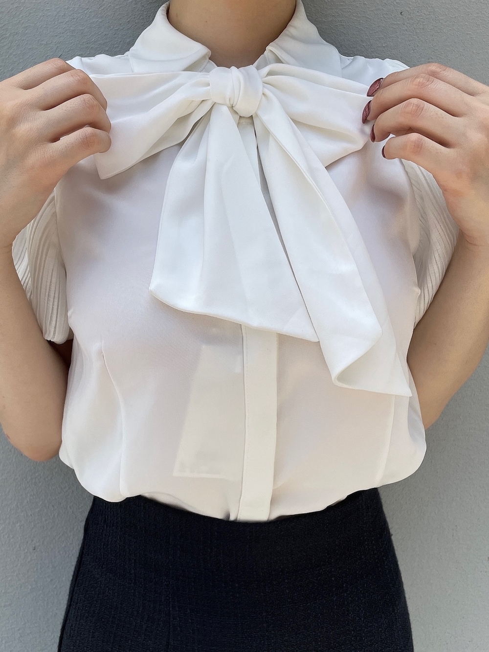 ブラック系のスカート、ホワイト系のシャツ/ブラウス、ブラック系のサンダルを着用したレディースの夏コーディネートの6枚目の写真