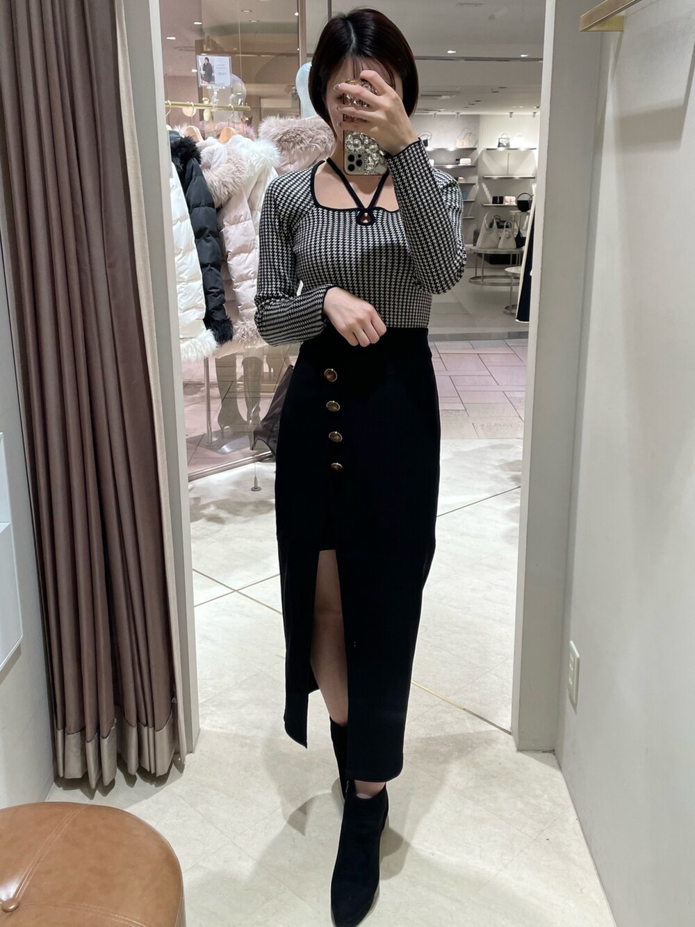 その他のニット/セーター、ブラック系のスカート、ブラック系のブーツを着用したレディースの冬コーディネートの3枚目の写真