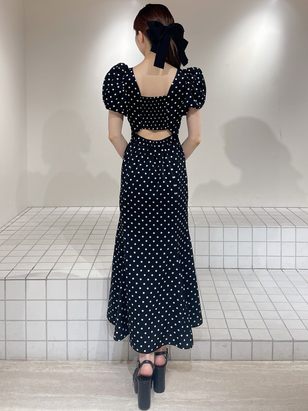 ブラック系のワンピース、ブラック系のサンダル、ブラック系のバレッタ/ヘアクリップを着用したレディースの春コーディネートの3枚目の写真