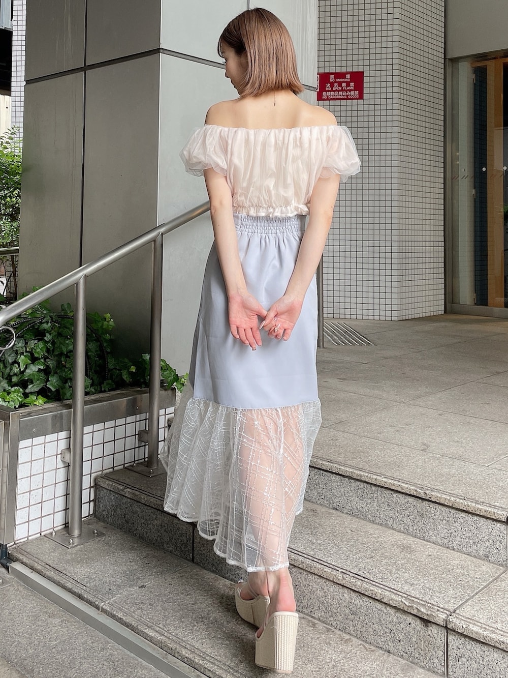 ホワイト系のシャツ/ブラウス、ブルー系のスカート、ホワイト系のサンダルを着用したレディースの夏コーディネートの6枚目の写真