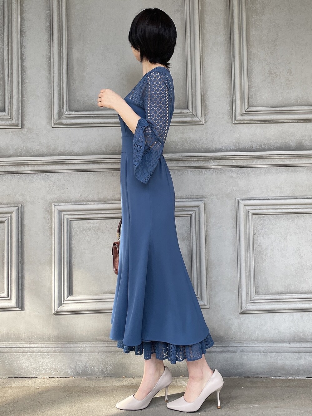 ホワイト系のテーラードジャケット、ブラウン系のハンドバッグ、ホワイト系のパンプスを着用したレディースの春コーディネートの5枚目の写真