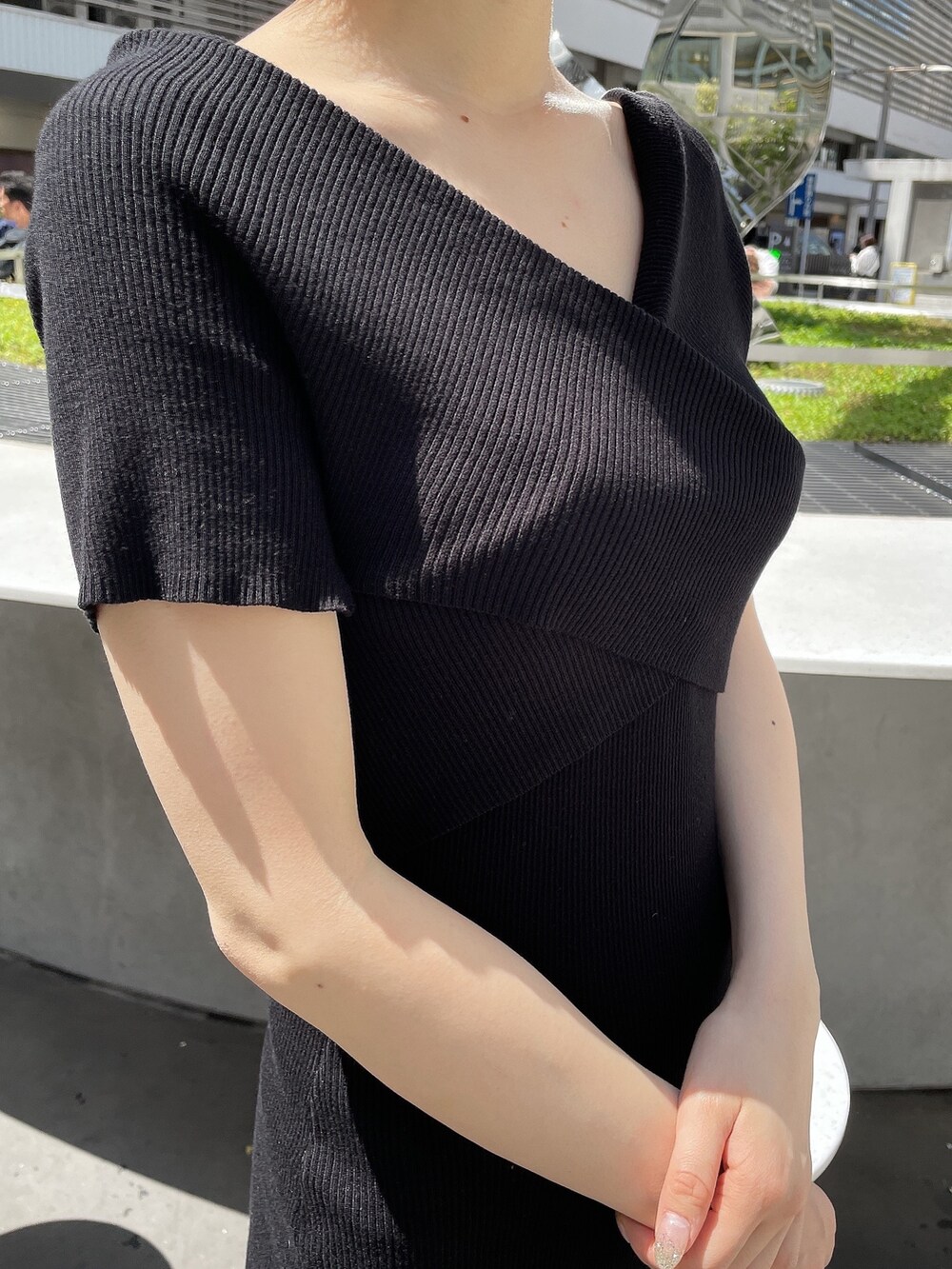 ブラック系のワンピース、ブラック系のサンダルを着用したレディースの春コーディネートの5枚目の写真