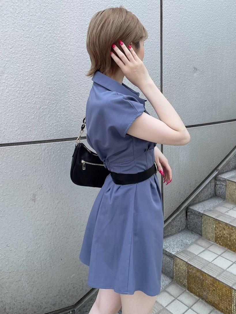 ブラック系のショルダーバッグ、ブルー系のワンピース、ブラック系のパンプスを着用したレディースの夏コーディネートの3枚目の写真